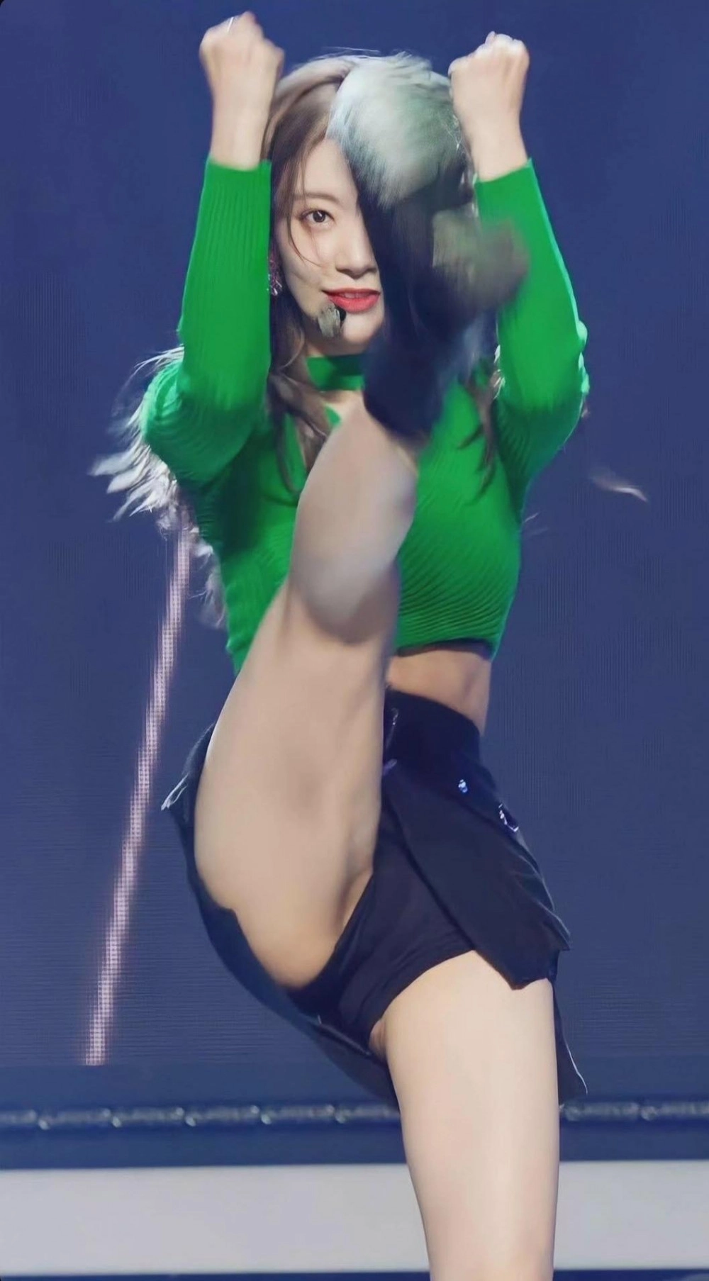 르세라핌 사쿠라 검정 초미니 입고 하이킥 도끼자국 노출