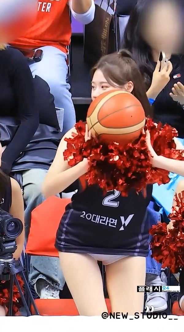 이예빈 치어리더 하의실종 ㄷㄲ 노출  응원중