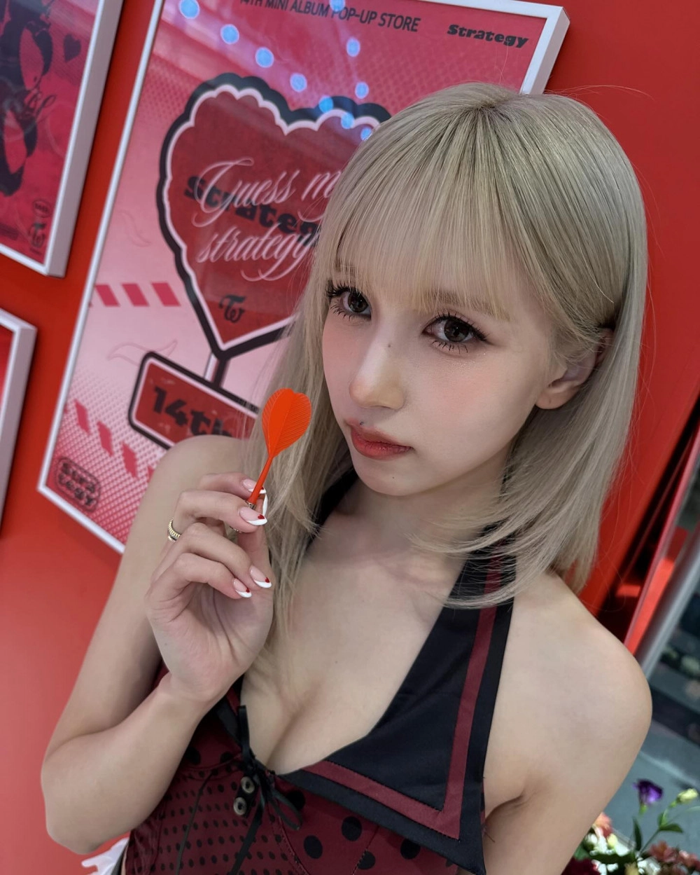 팝업스토어 찾은 트와이스 모모 지효 미나 빨간 땡땡이 코르셋 가슴골