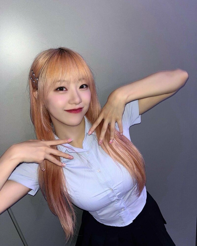 교복 셔츠가 터질듯한 가슴 볼륨감 시그니처 지원