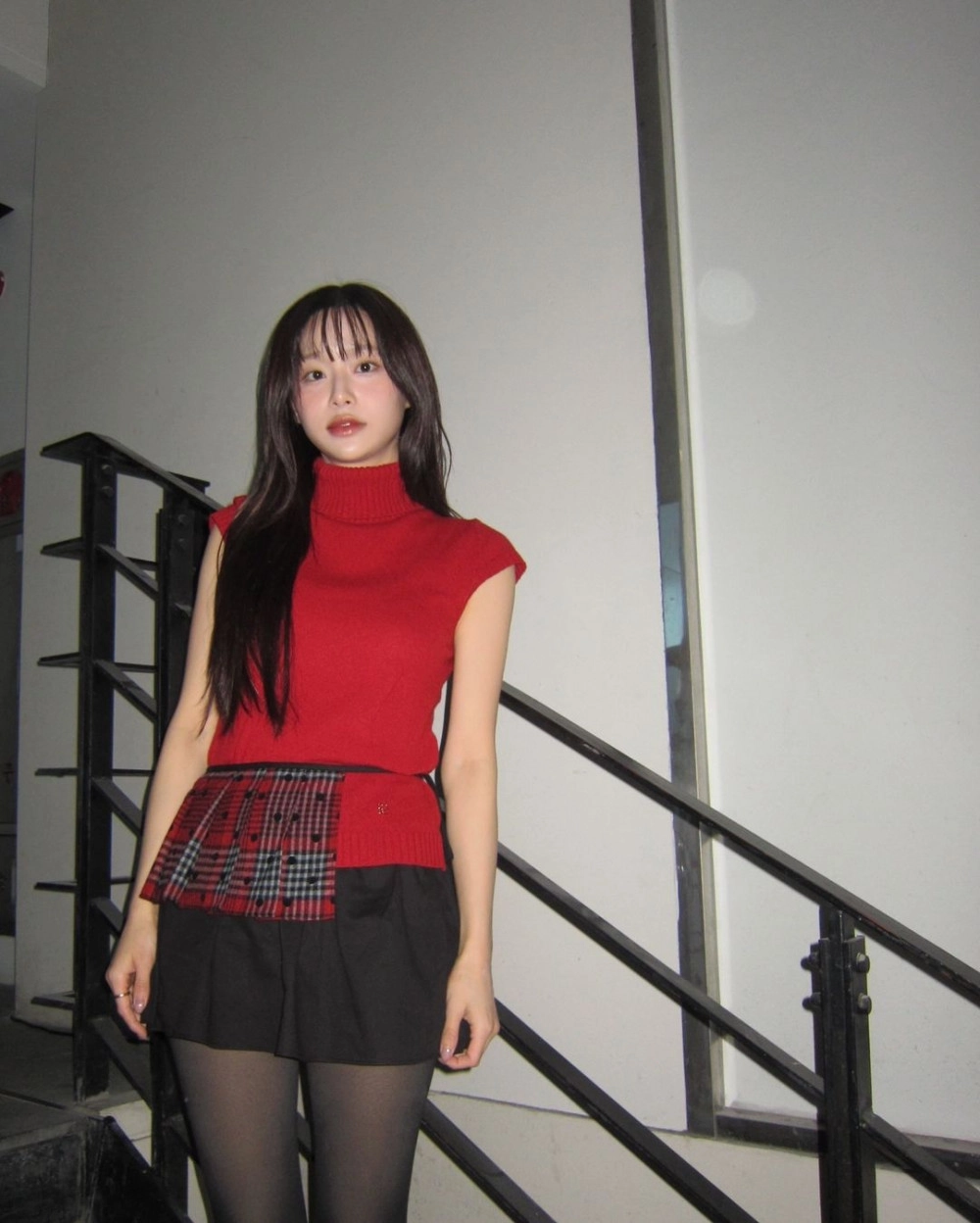 계단 복도에서 포즈 잡는 츄 검스 허벅지