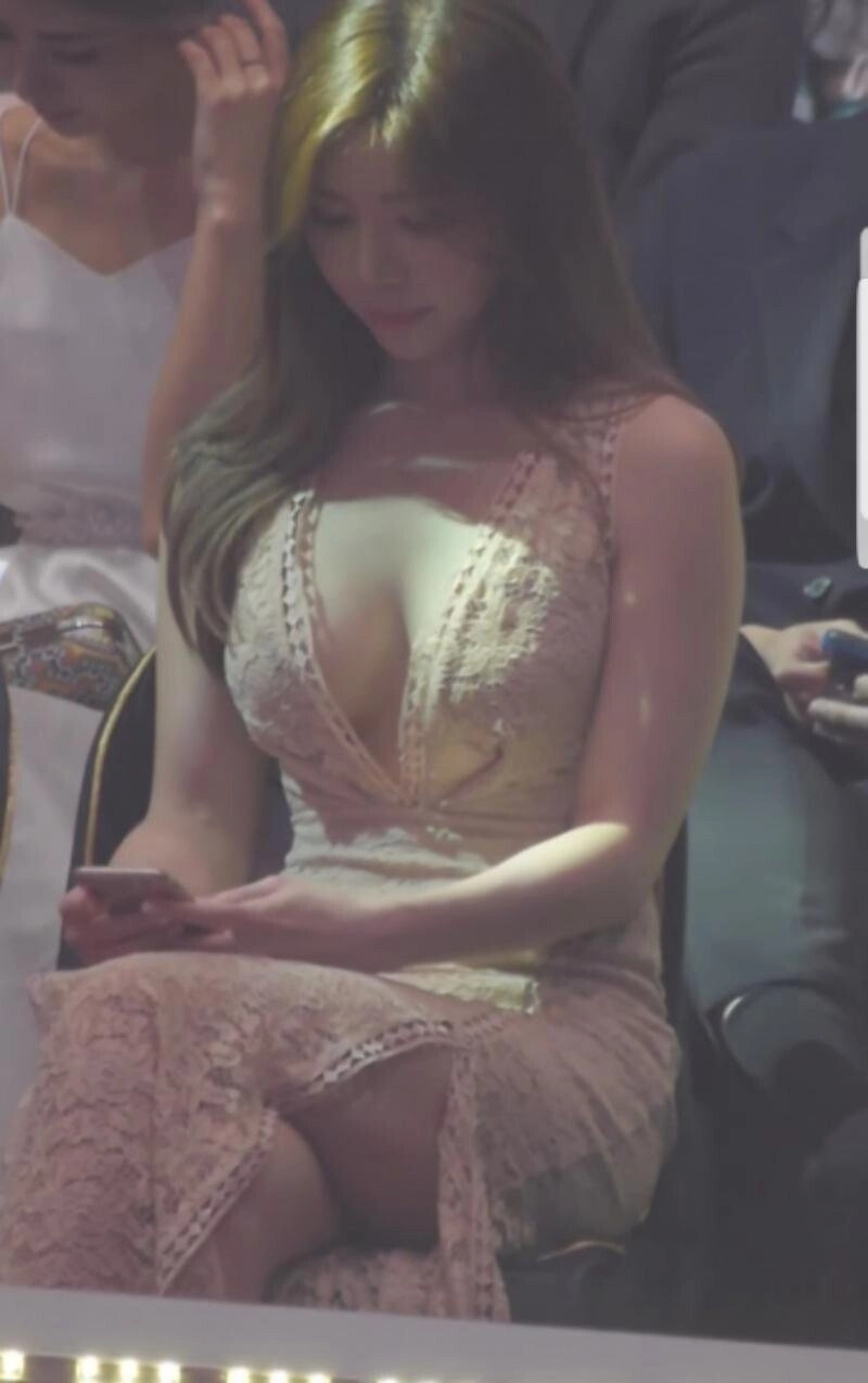 방청객 몸매 레전드 노브라 슴골 노출 원피스