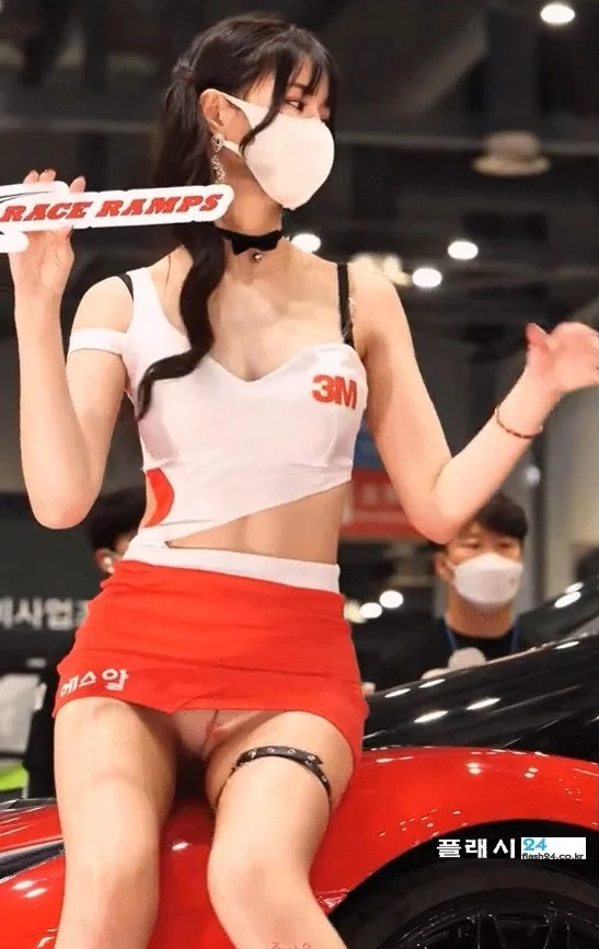 레이싱걸 민한나 속바지 없이 치마 착용 팬티노출