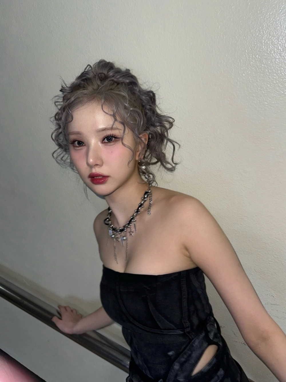 비비지 은하 데님 튜브탑 뽀얀 가슴골