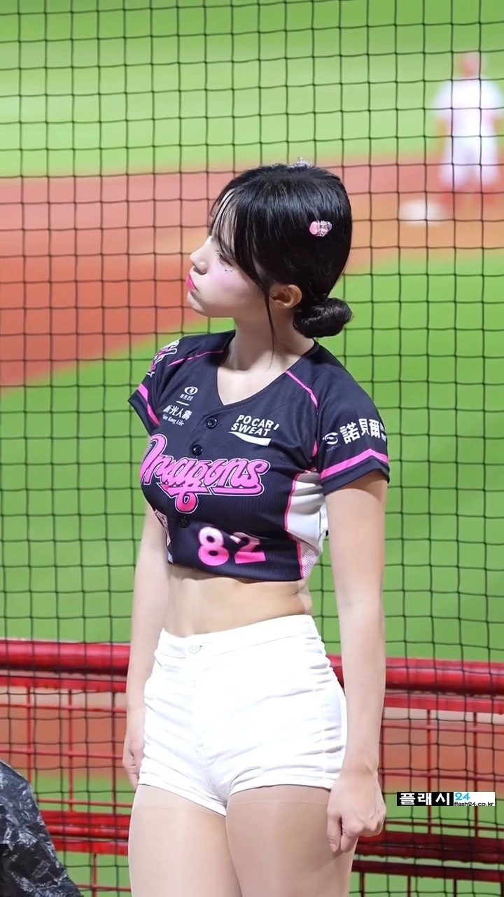 대만에간 이다혜 치어리더 핫팬츠 엉밑살 노출