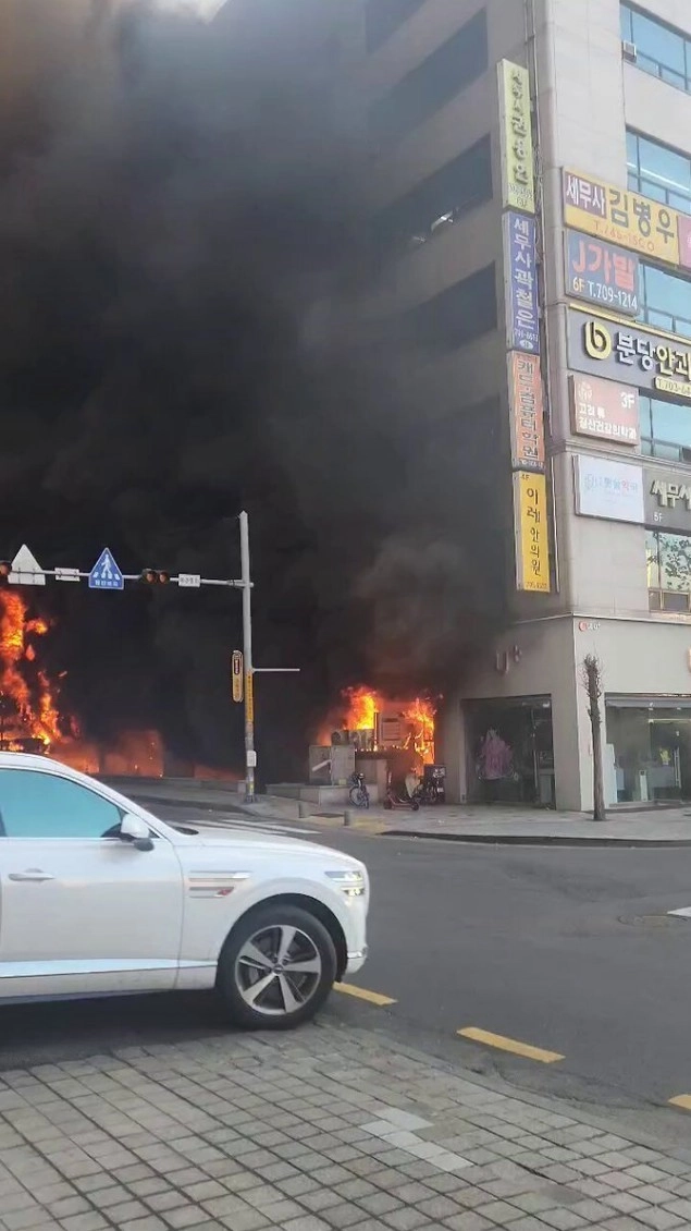 성남 야탑역 오늘자 8층 건물 화재 영상