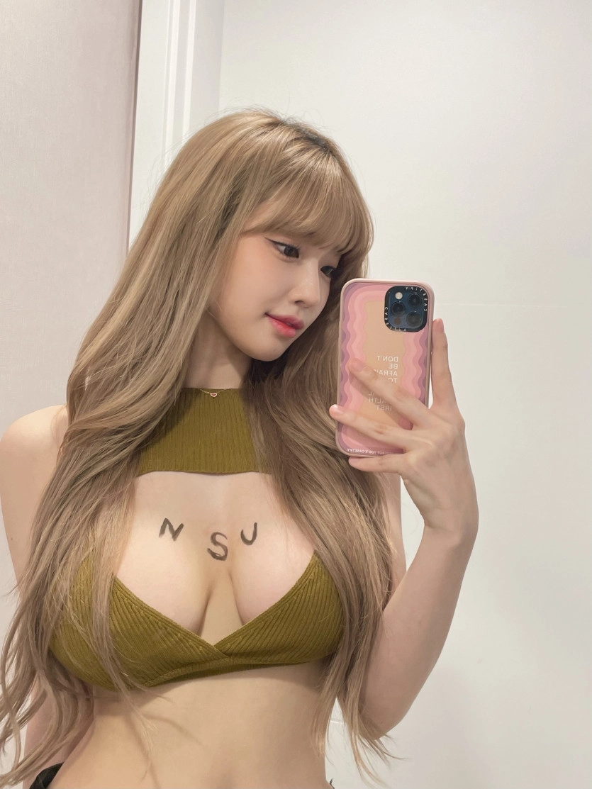 가슴 시원하게 구멍 낸 과즙세연 미드 노출