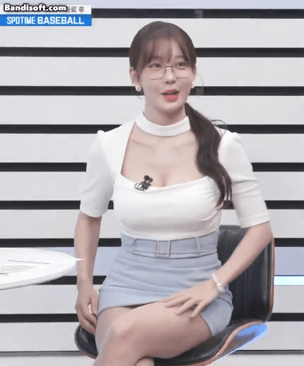 김윤희 가슴골 도드라진 스포티비 중계 착샷