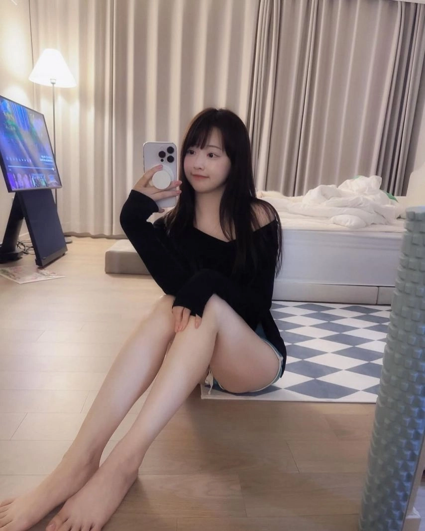 BJ 히또 엉벅지 바닥에 앉자 청핫팬츠가 감당 못 한 노출 각도