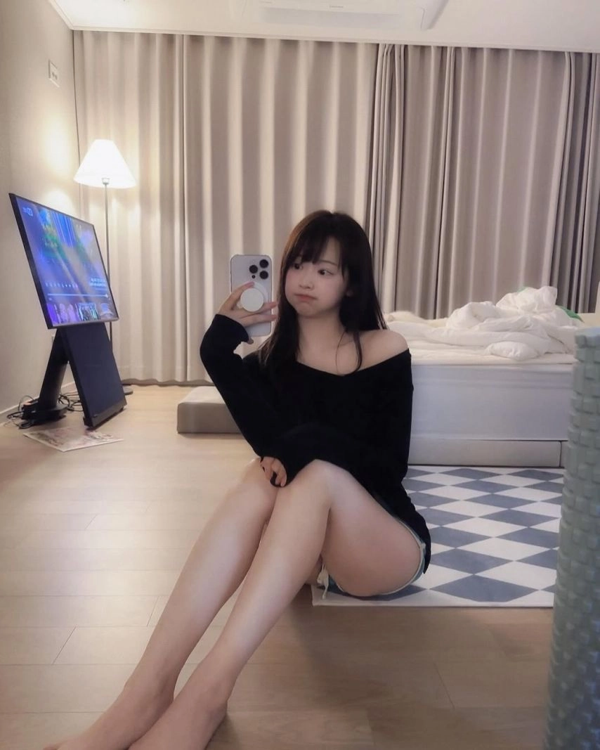 BJ 히또 엉벅지 바닥에 앉자 청핫팬츠가 감당 못 한 노출 각도