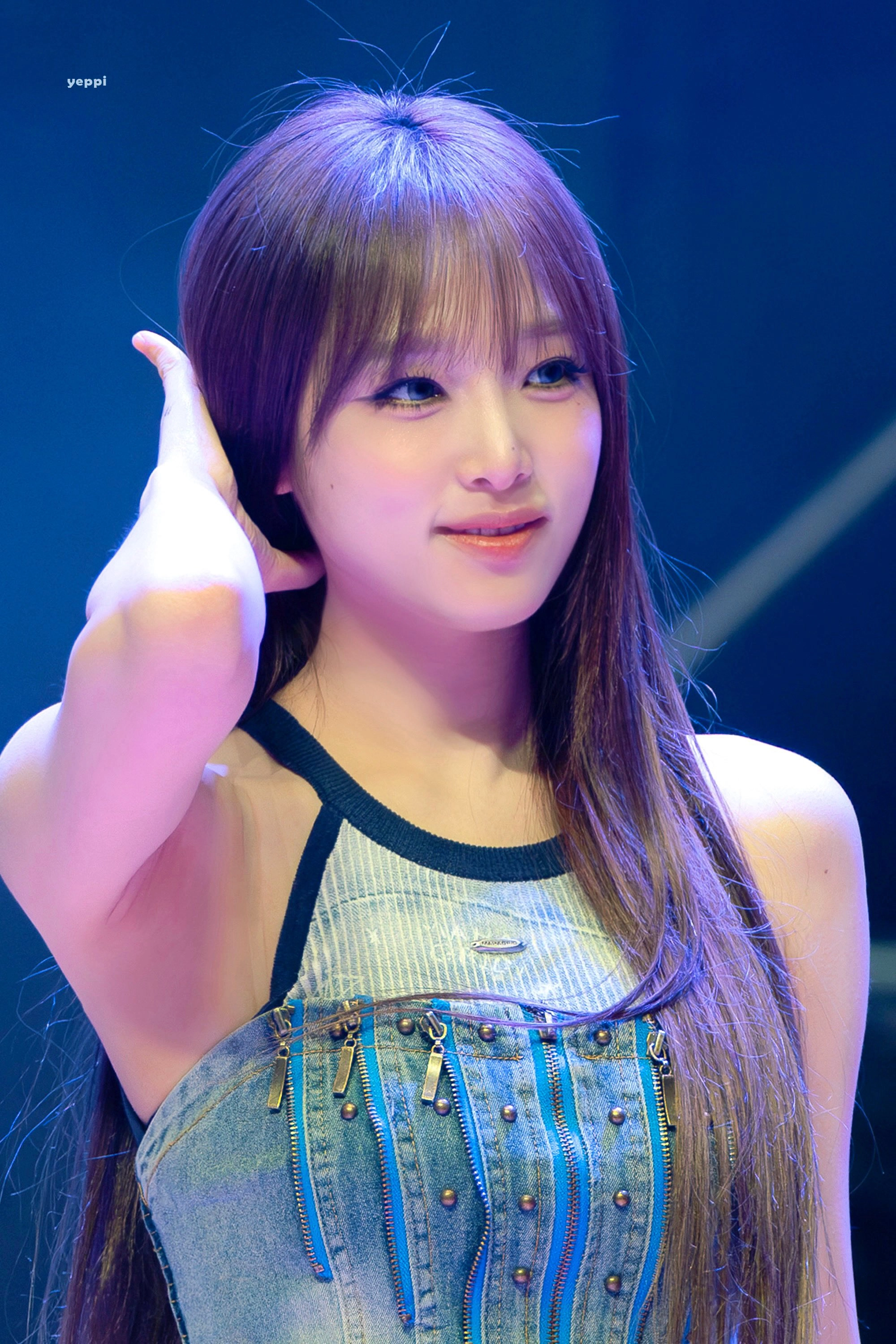 최예나 야드랑이 긴 생머리 쓸어올리며 코르셋 각도 그대로 노출