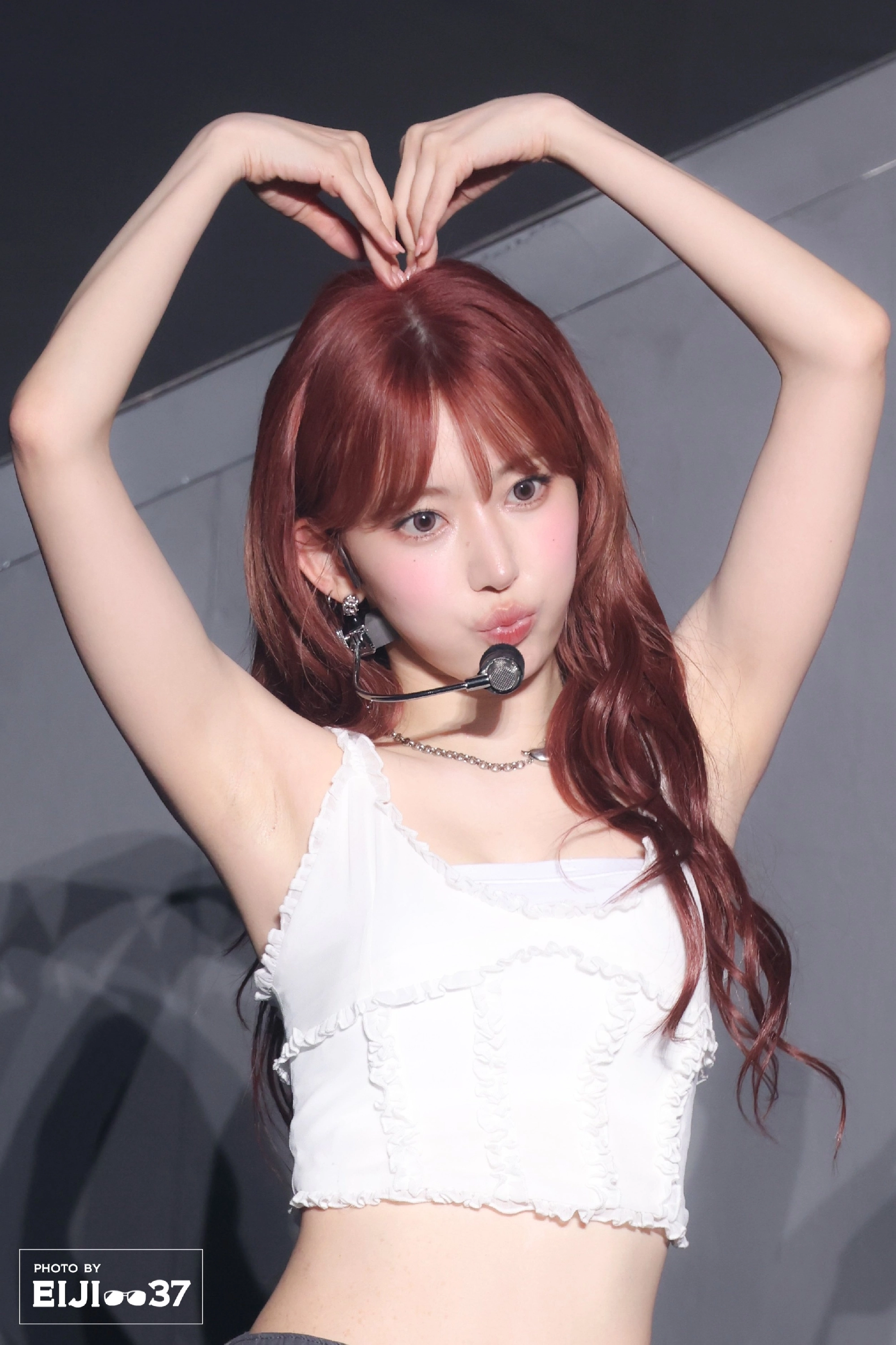 사쿠라 겨드랑이 고화질로 포착된 머리 위 하트 포즈