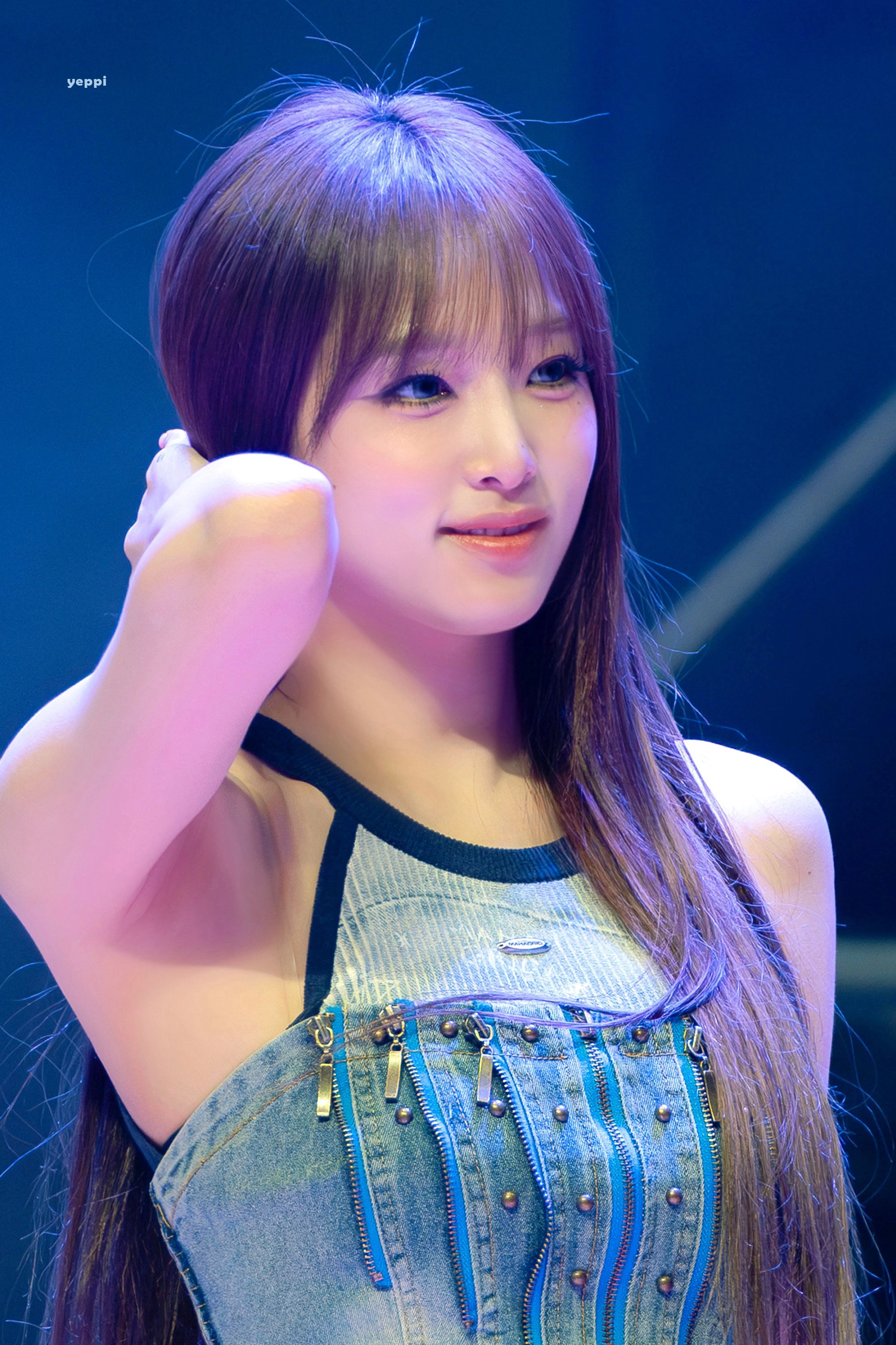 최예나 야드랑이 긴 생머리 쓸어올리며 코르셋 각도 그대로 노출