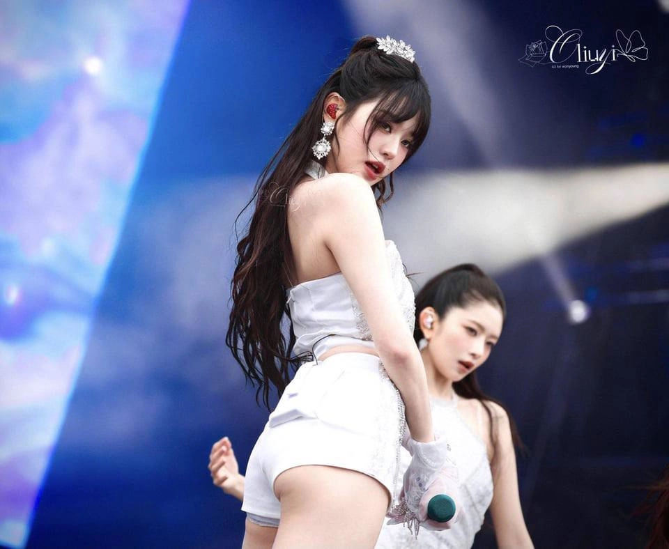 장원영 엉밑살 짧은 하의에 그대로 찍힌 풀노출