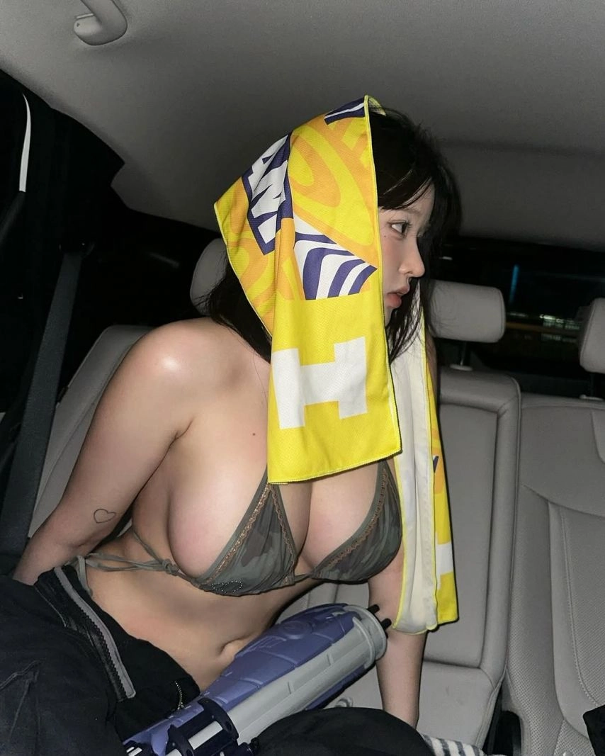 유유 언더붑 터질 듯한 워터밤 비키니 착샷