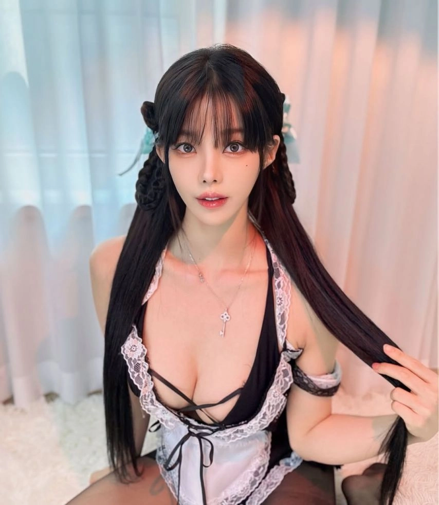 아리샤 가슴골 그대로 드러난 메이드복 착샷