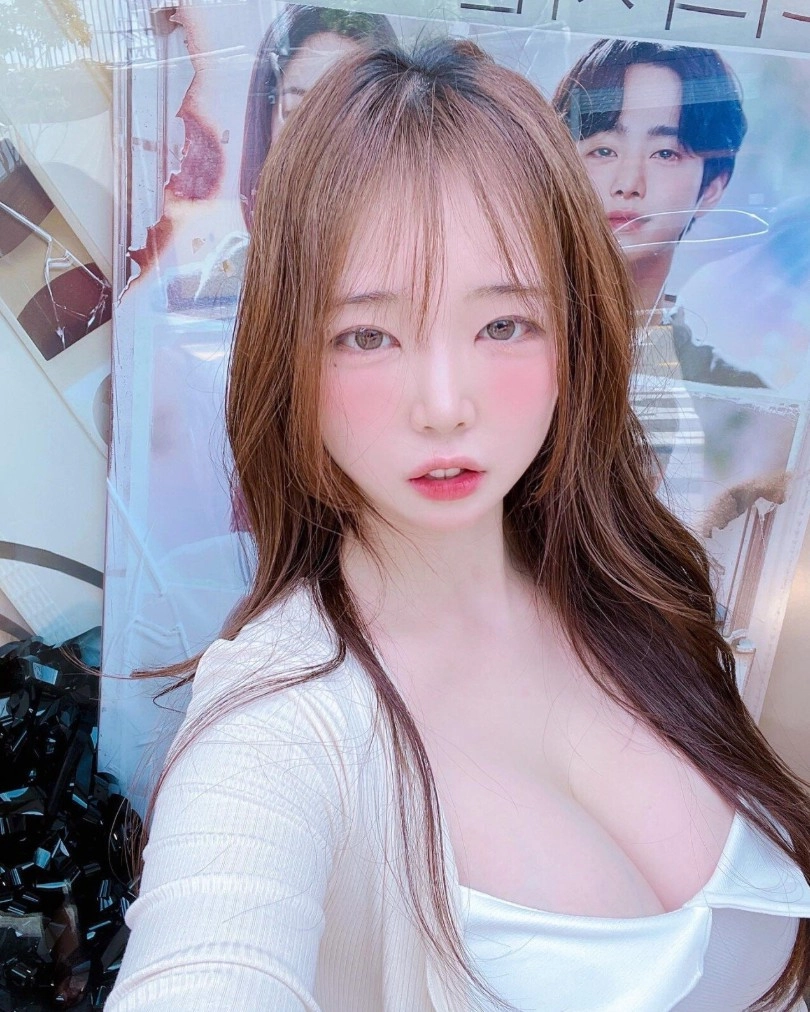 모모리나 가슴골 새하얀 피부에 드러난 귀염상 글래머