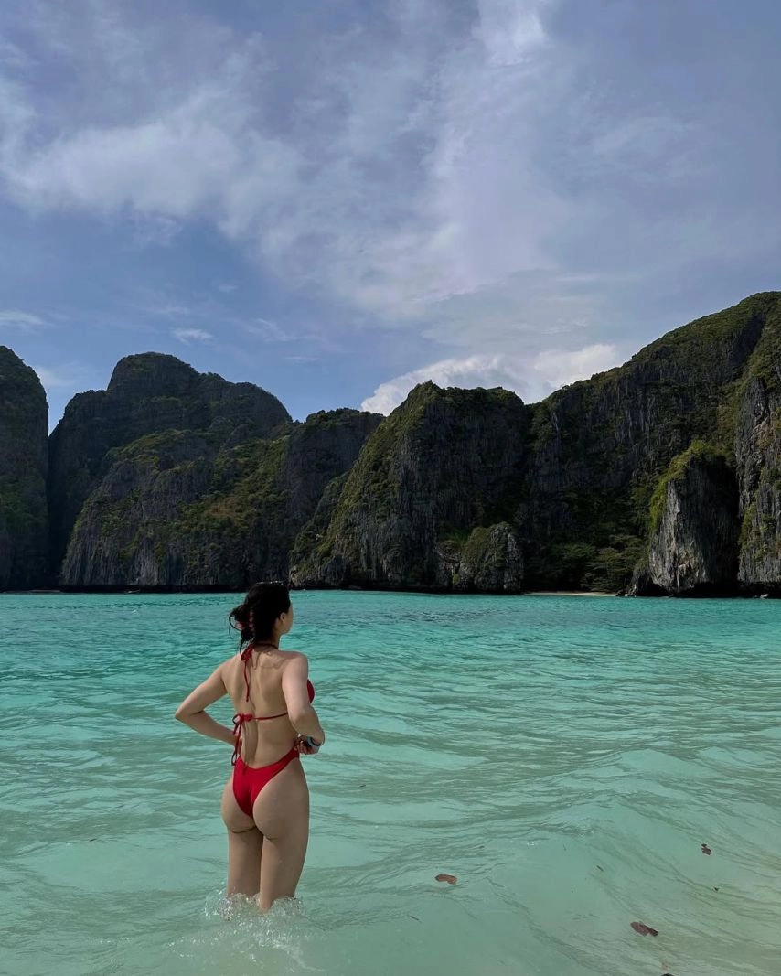 명아츄 엉덩이 T백 모노키니 끈홀터넥으로 파격적인 뒷태 완성