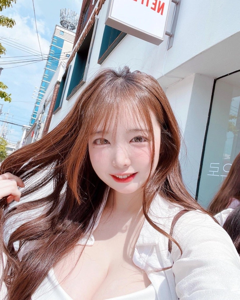 모모리나 가슴골 새하얀 피부에 드러난 귀염상 글래머