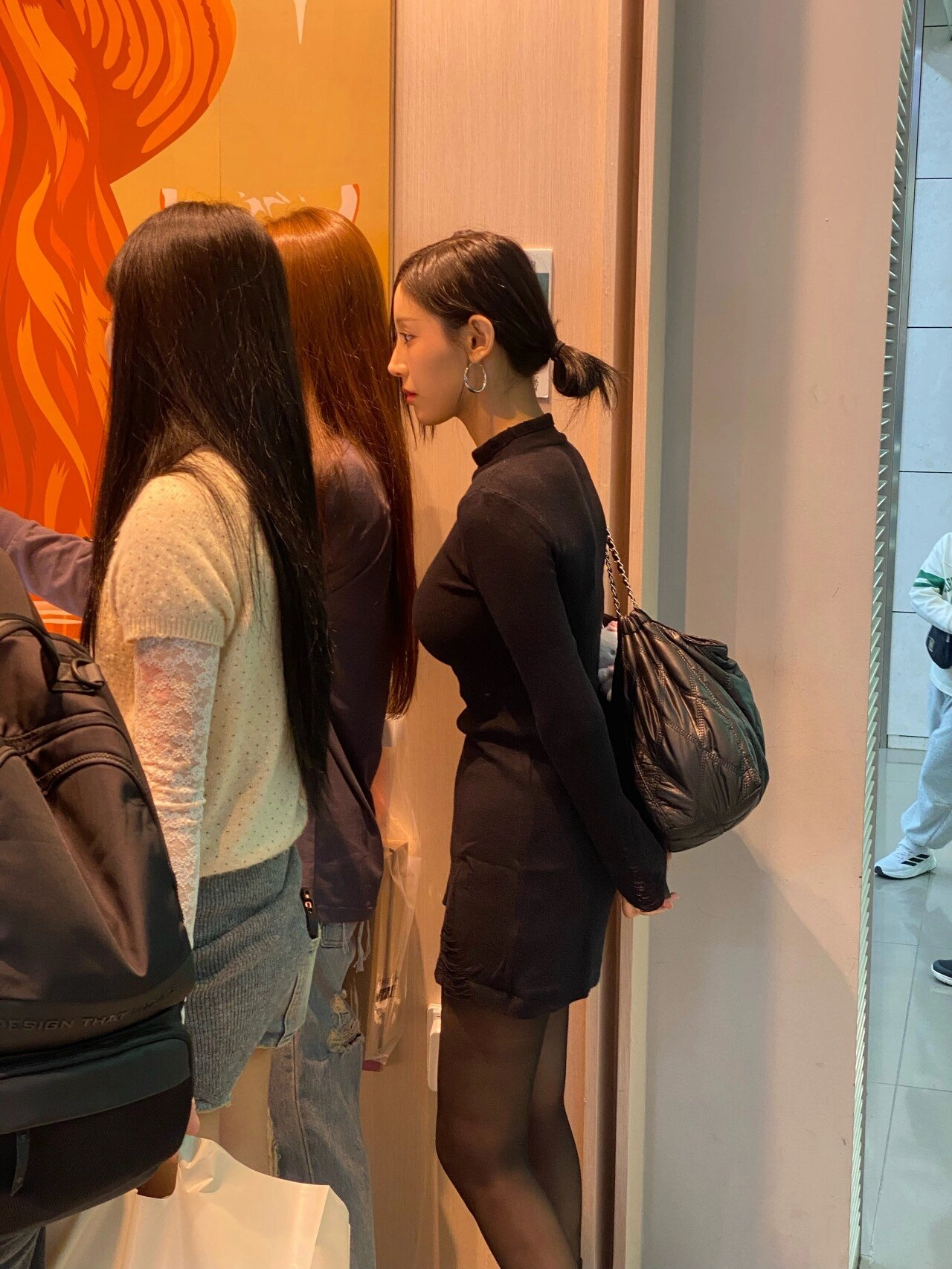 라잇썸 초원 옆슴라인 제대로 드러난 블랙 원피스