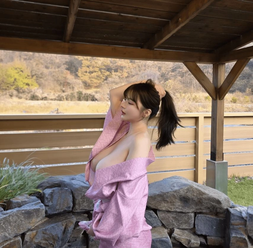 쩡이 꼭지에 걸친 기모노 온천 여행 중 포착