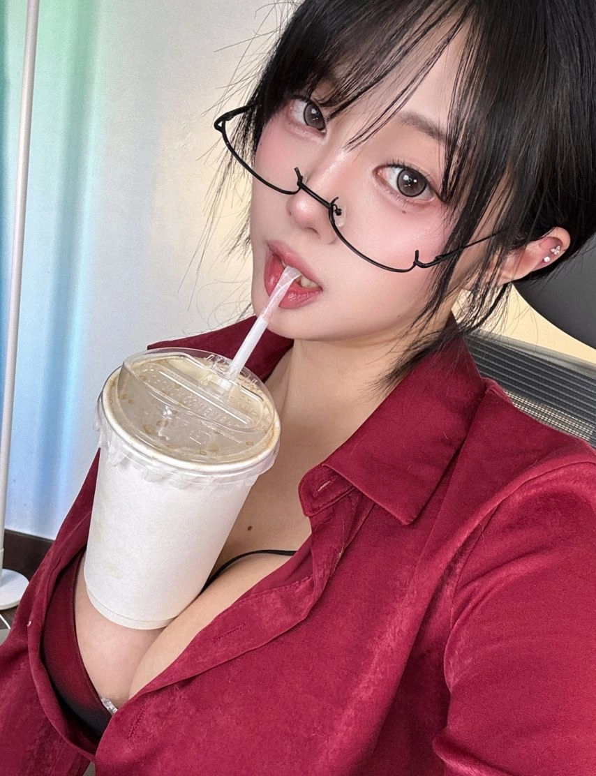 정다별이 가슴골 묵직한 섹시 비서룩 입고 유혹