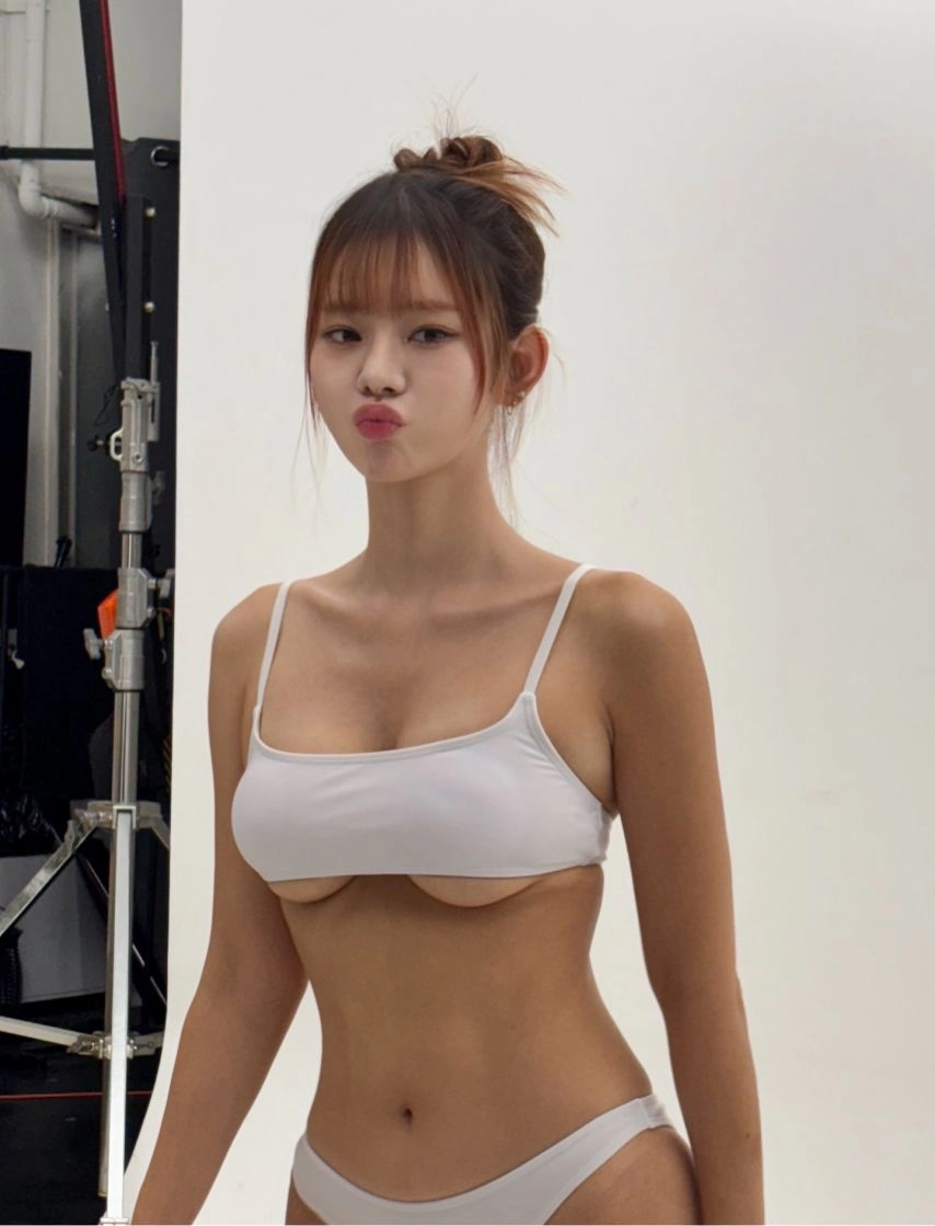 맹승지 언더붑 가슴 부각 시킨 작은 브라탑