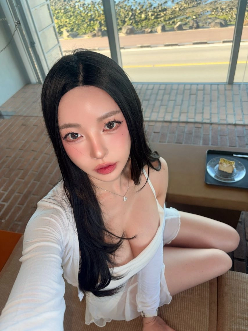 동그란 가슴골 묵직하게 지탱해준 끈나시