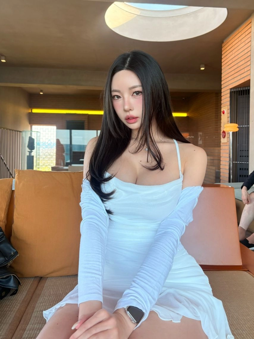 동그란 가슴골 묵직하게 지탱해준 끈나시