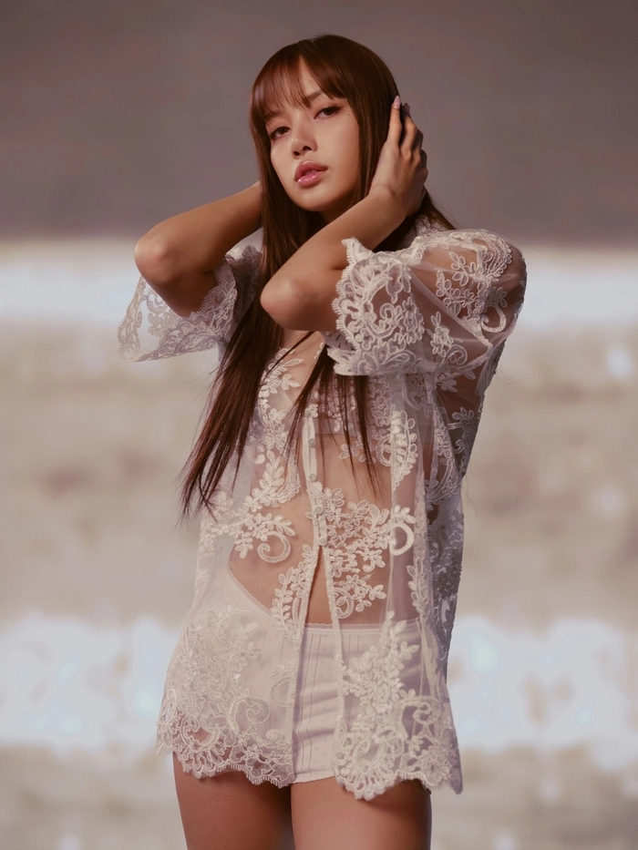리사, 파격적인 전신 시스루 패션