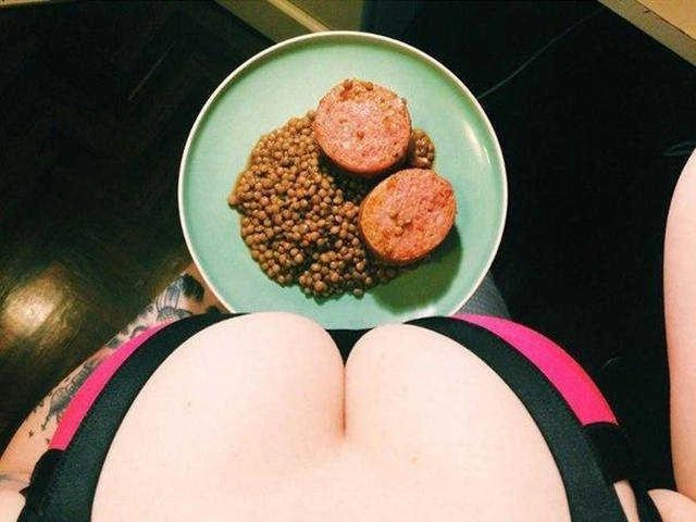 밥 먹기 전에 셀카 찍는 여자