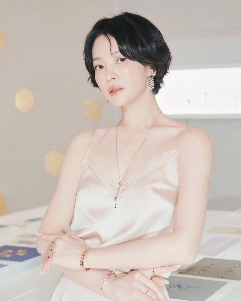 송혜교, 우아함의 극치…누드톤 슬립
