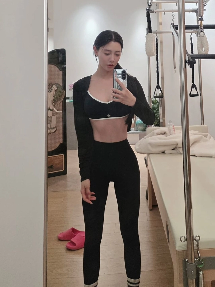 클라라, 쩍벌 공중부양 포즈