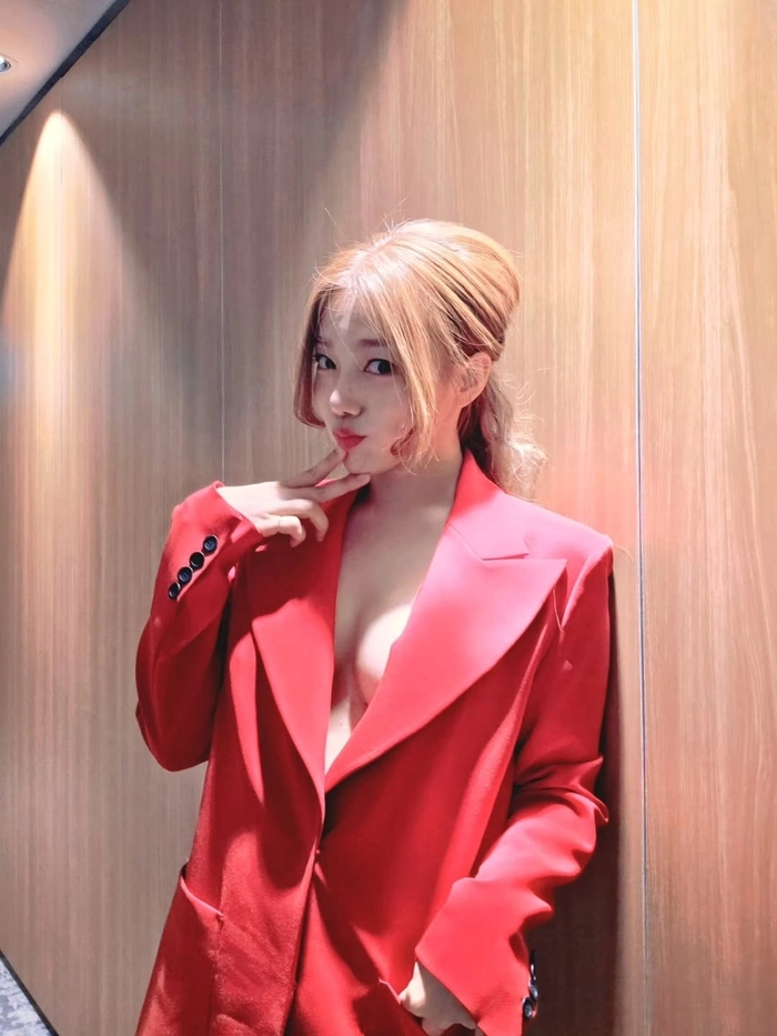 이채영, 속옷 없이 재킷만