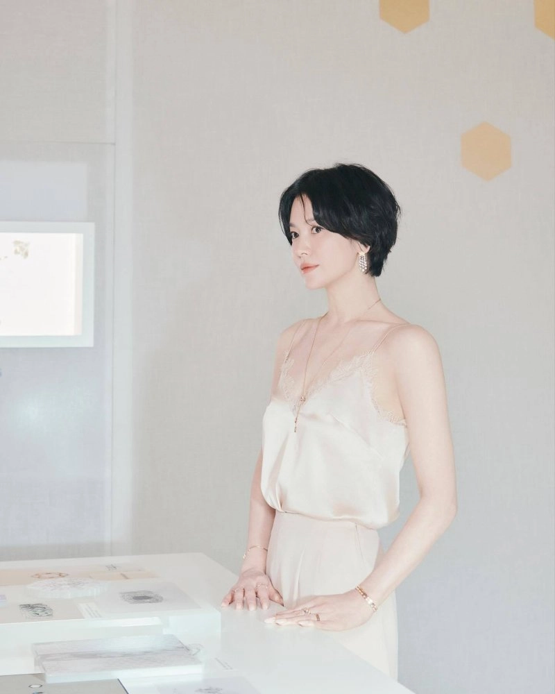 송혜교, 우아함의 극치…누드톤 슬립