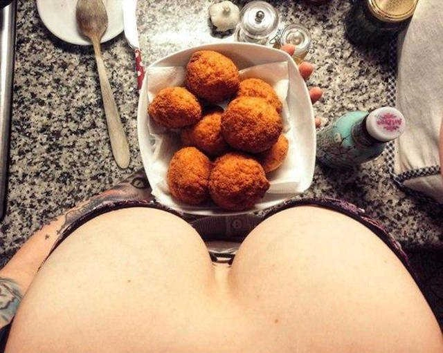 밥 먹기 전에 셀카 찍는 여자