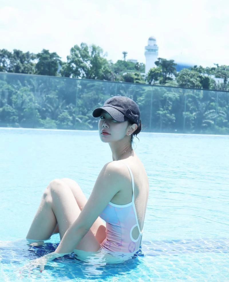 클라라 모노키니 비키니 몸매