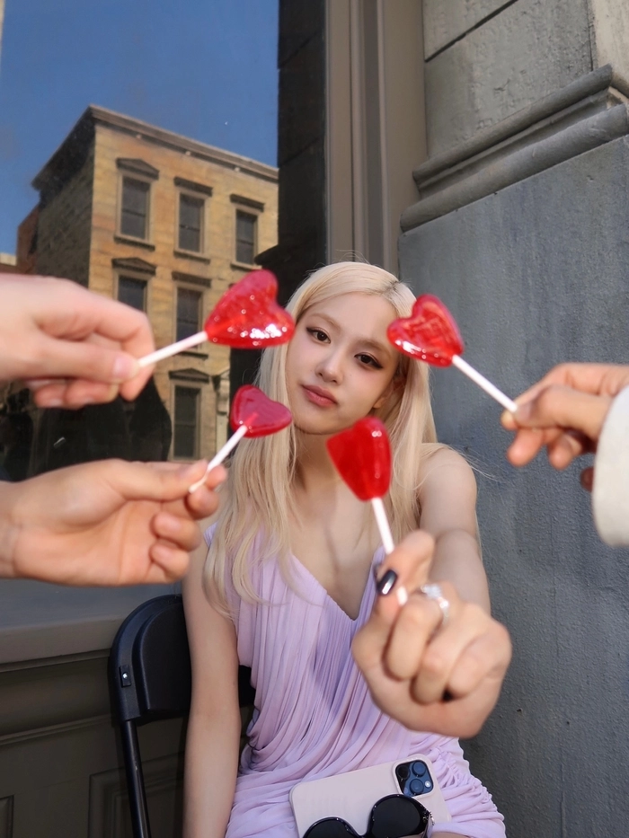 로제, 각선미 뽐내는 ‘하의 실종’ 패션