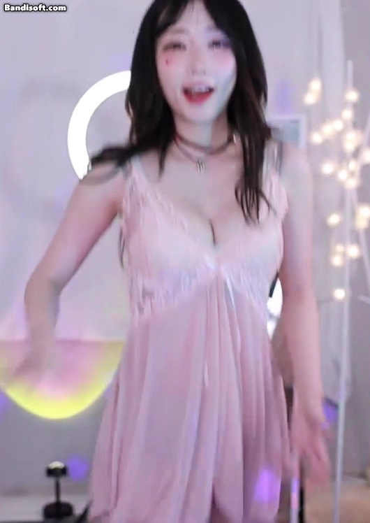 핑크 슬립 속옷 입고 춤추다가 살짝 ㄲㅈ 보인 마젠타