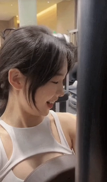 복근 운동하는 헬스장 누나