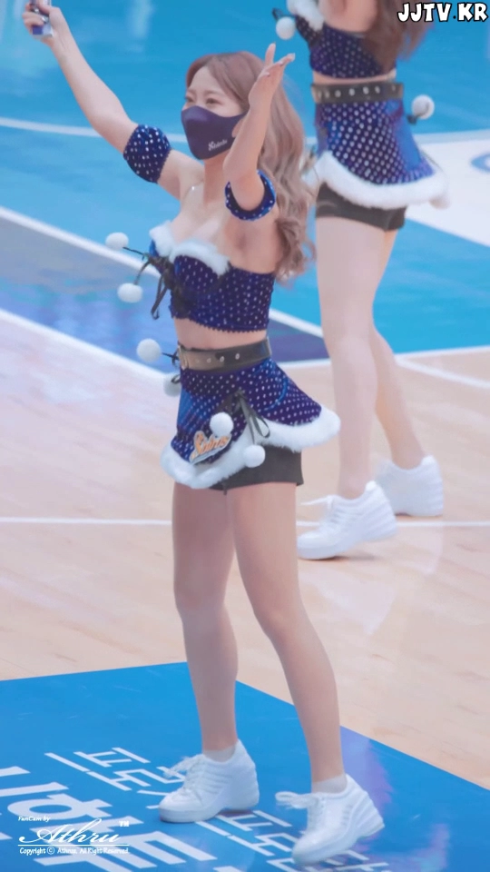 산타 코스프레한 심하게 출렁대는 치어리더 이유미