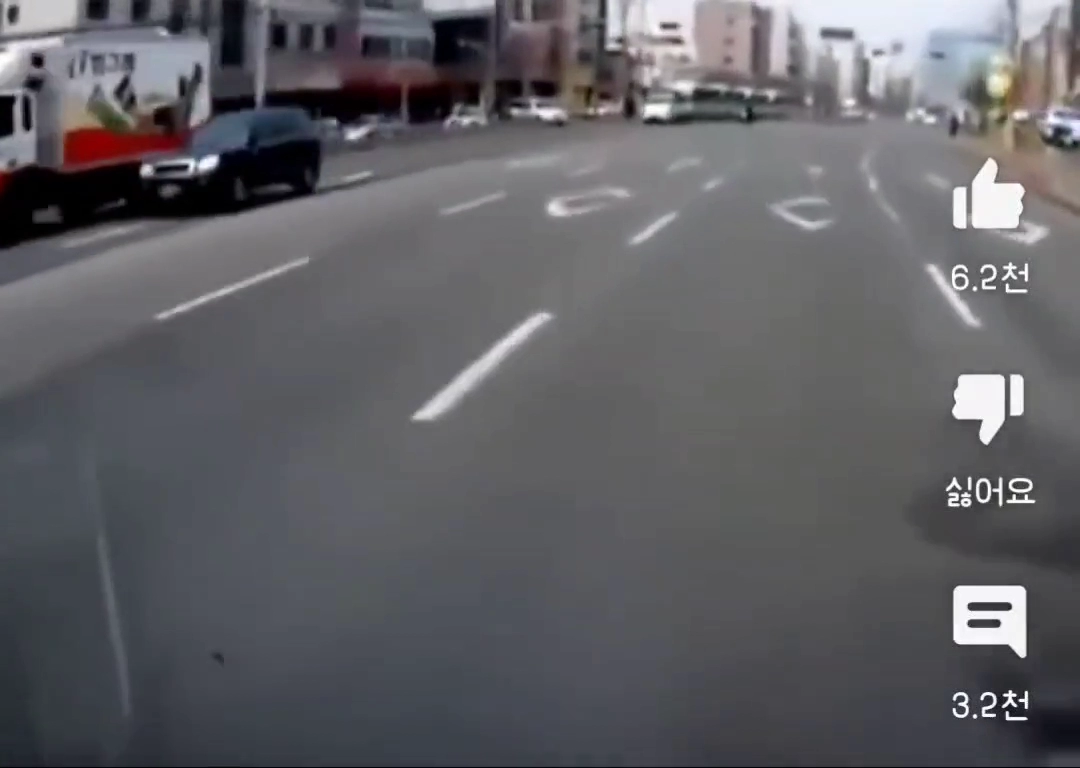 무대포로 무단횡단하는 아줌마 ㄷㄷ