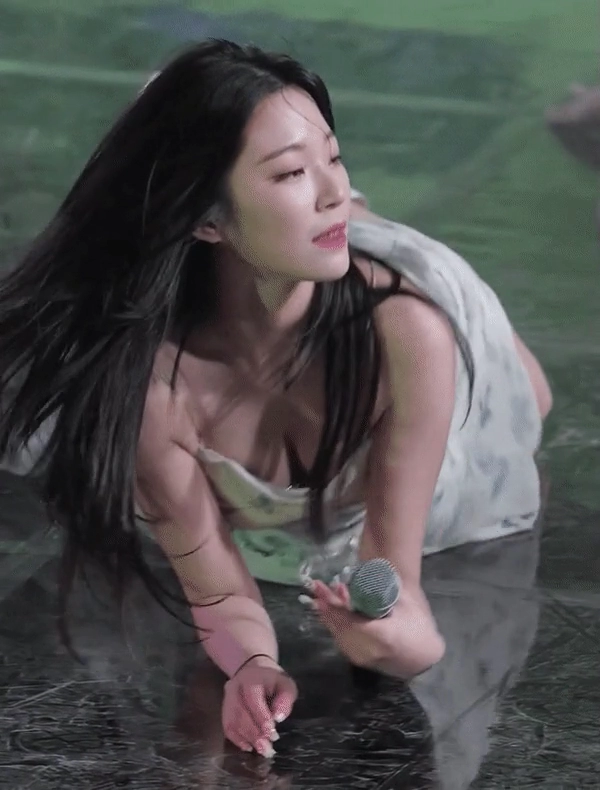 프로미스나인 지헌 가슴골