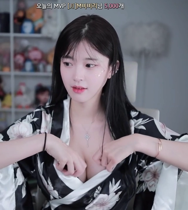 가슴 보여줄려고 또 시동거는 문월