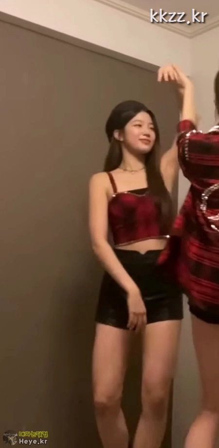 발레로 다져진 허벅지 르세라핌 카즈하