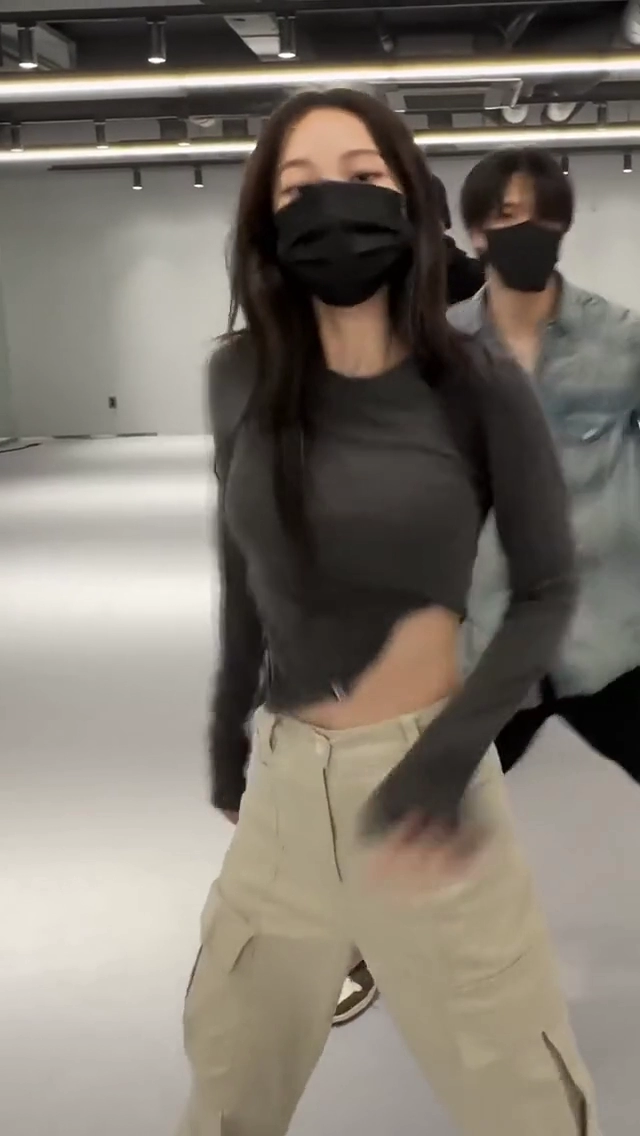 얼굴가려도 묵직한 존재감 어필하는 카리나