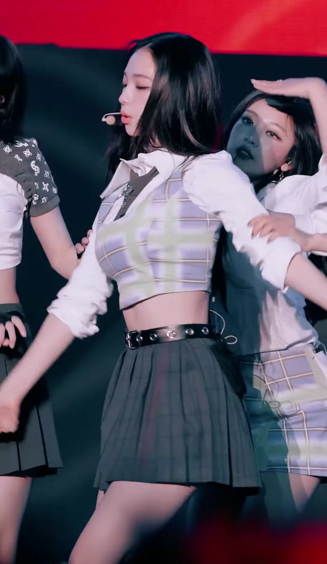 탄력적인 몸매가 느껴지는 카리나