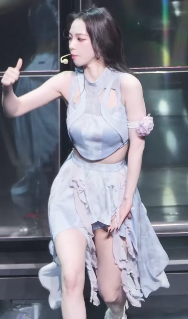 묵직한 실크의상 뭔가 야한 카리나