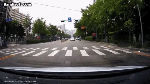 뻐큐 날리고 튀는 오토바이