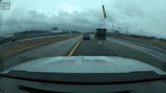 운이 좋은걸까?나쁜걸까? 생각들게하는 고속도로 사고 ㄷㄷㄷ